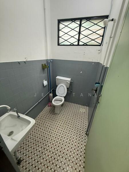 Tabuan lalu single storey immediately House for rent untuk Untuk Disewa - RM 1,500 /bulan, Feb 2026 - Bathroom - PropertyGuru.com.my