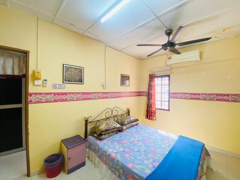 Terraced House for Sale in Banting (Selangor) - Azman Ahmad - Bedroom - PropertyGuru.com.my