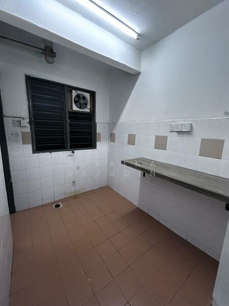 Flat PKNS Section 7 untuk Untuk Disewa - RM 1,100 /bulan, Feb 2026 - Kitchen - PropertyGuru.com.my