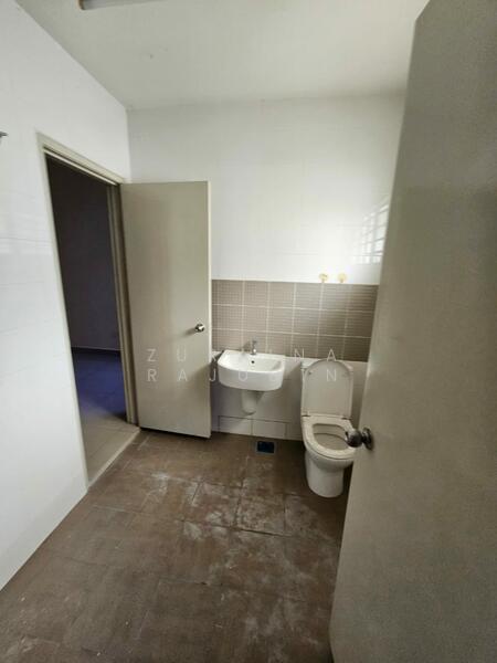 Semi-Detached House for Sale in Shah Alam (Selangor) - Zuraina Rajudin - Bathroom - PropertyGuru.com.my