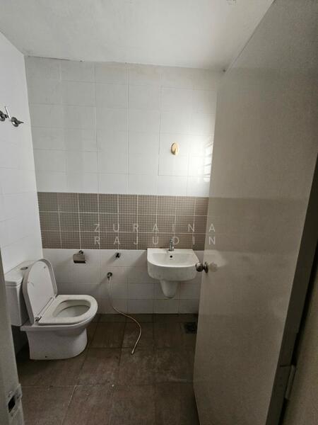 Semi-Detached House for Sale in Shah Alam (Selangor) - Zuraina Rajudin - Bathroom - PropertyGuru.com.my