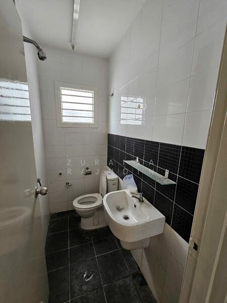 Semi-Detached House for Sale in Shah Alam (Selangor) - Zuraina Rajudin - Bathroom - PropertyGuru.com.my