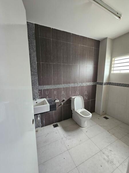 Semi-Detached House for Sale in Shah Alam (Selangor) - Zuraina Rajudin - Bathroom - PropertyGuru.com.my