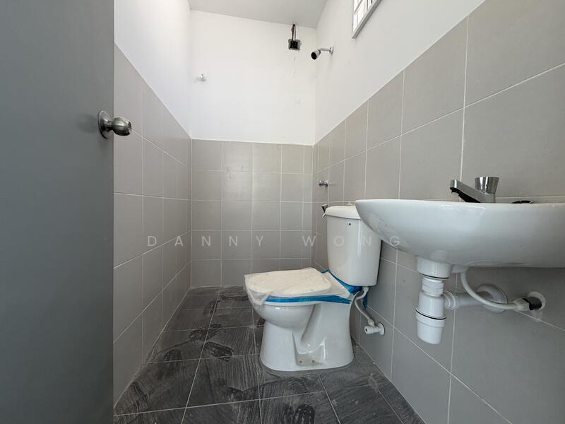 2-storey Terraced House for Sale in Taman Kundang Jaya (Rawang) - Danny Wong - Bathroom - PropertyGuru.com.my