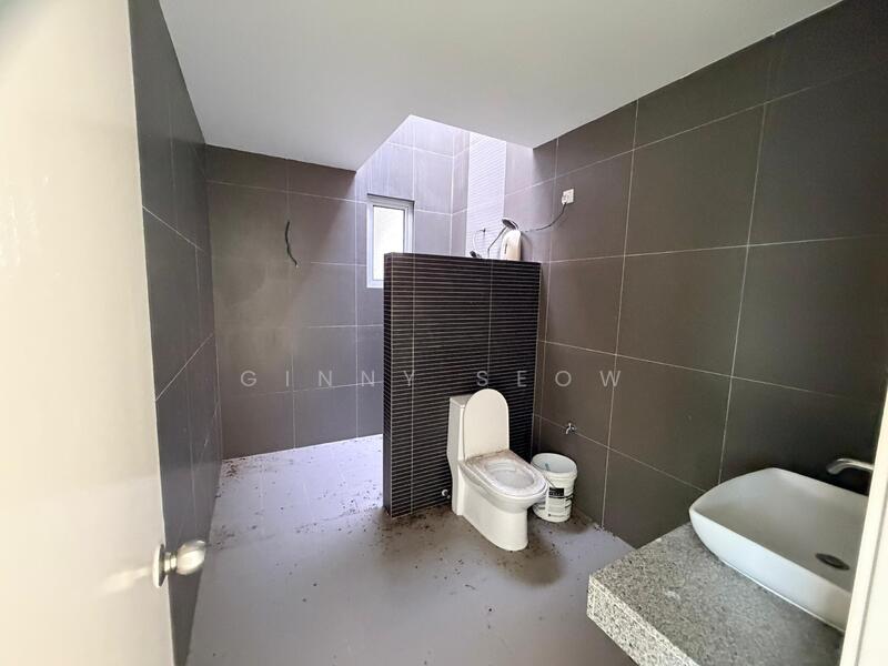 2-storey Terraced House for Sale in Bandar Putra Permai (Seri Kembangan) - Ginny Seow - Bathroom - PropertyGuru.com.my
