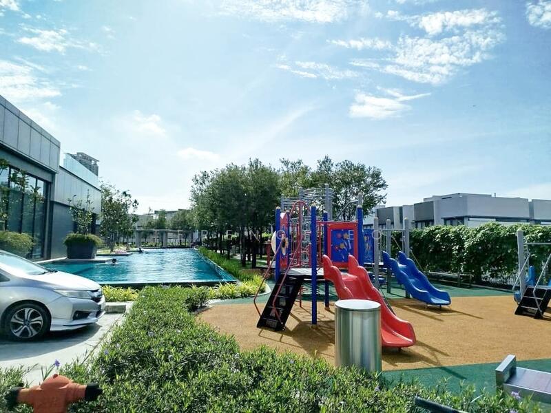 Emerald Residence Link House Type B untuk Untuk Dijual - RM 1,380,000, Mac 2026 - Pool - PropertyGuru.com.my