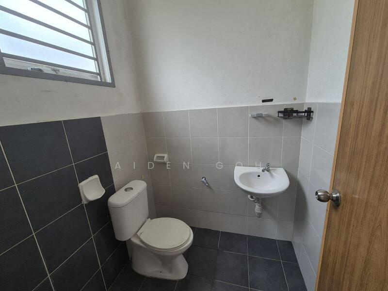Bandar Cemerlang Ulu Tiram Town House Upper Level untuk Untuk Disewa - RM 1,300 /bulan, Feb 2026 - Bathroom - PropertyGuru.com.my