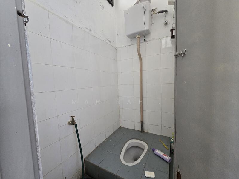 2-storey Terraced House for Sale in Bandar Rinching Seksyen 5 (Semenyih) - Mahirah . - Bathroom - PropertyGuru.com.my