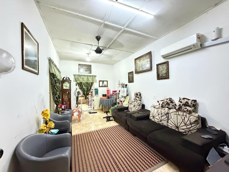 1-storey Terraced House for Sale in Seksyen 17 (Shah Alam) - Laili Mihdar - Living Room - PropertyGuru.com.my