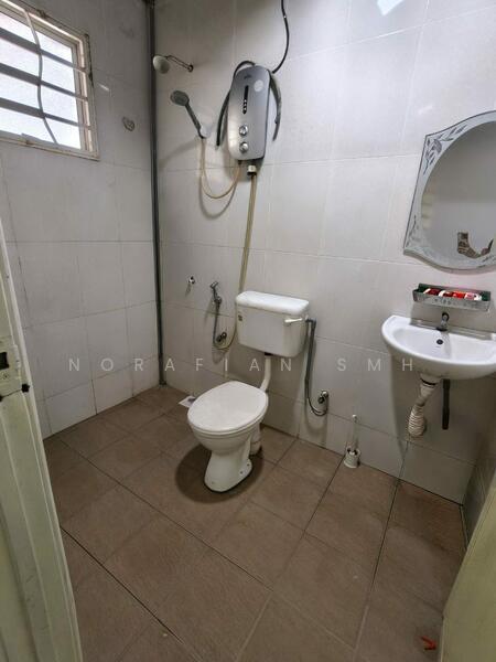 1.5-storey Terraced House for Sale in Taman Teratai (Nilai) - Norafian SMH - Bathroom - PropertyGuru.com.my