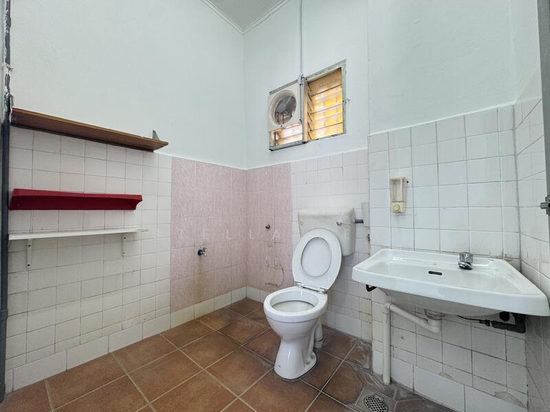 2-storey Terraced House for Sale in Taman Bukit Serdang (Seri Kembangan) - Stella Kew - Bathroom - PropertyGuru.com.my