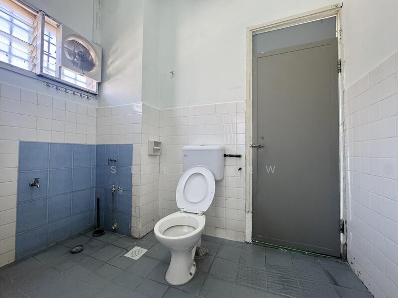 2-storey Terraced House for Sale in Taman Bukit Serdang (Seri Kembangan) - Stella Kew - Bathroom - PropertyGuru.com.my