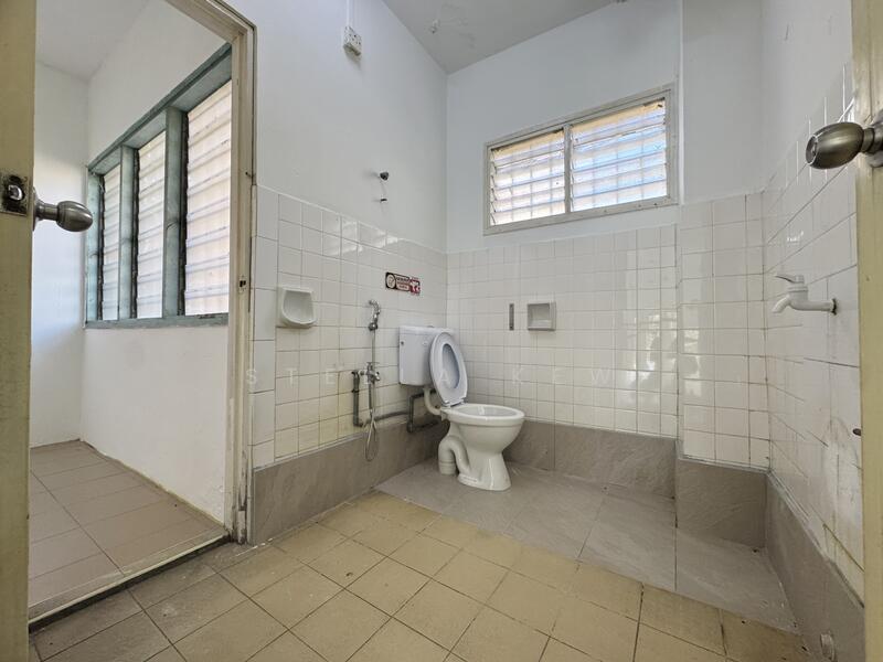 2-storey Terraced House for Sale in Taman Bukit Serdang (Seri Kembangan) - Stella Kew - Bathroom - PropertyGuru.com.my