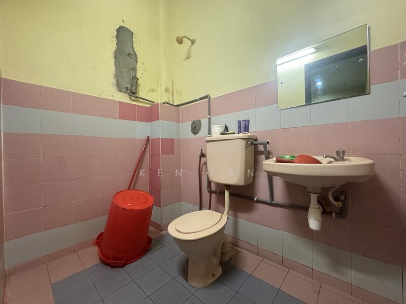 2-storey Terraced House for Sale in Seri Kembangan (Selangor) - KEN TAN - Bathroom - PropertyGuru.com.my