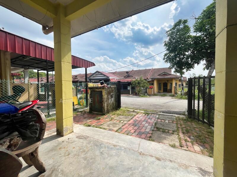 1-storey Terraced House for Sale in Antara Gapi (Ulu Yam) - WATIE MUHAMAD - Exterior - PropertyGuru.com.my