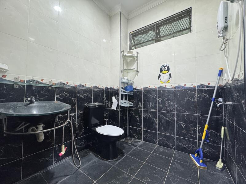 2-storey Terraced House for Sale in Seri Kembangan (Selangor) - KEN TAN - Bathroom - PropertyGuru.com.my