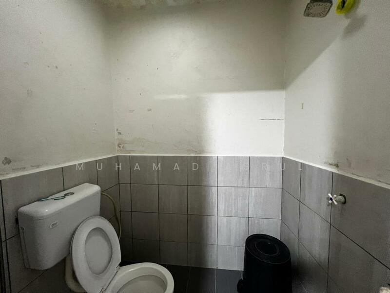 2-storey Terraced House for Sale in Bandar Selesa Jaya (Skudai) - Muhamad Asrul - Bathroom - PropertyGuru.com.my