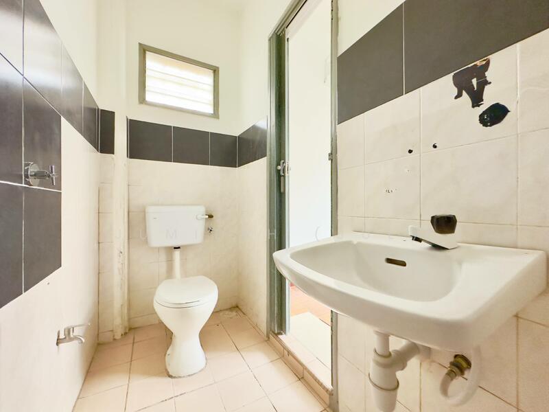 2-storey Terraced House for Sale in Sungai Buloh (Selangor) - JUMIDAH (JUE) - Bathroom - PropertyGuru.com.my