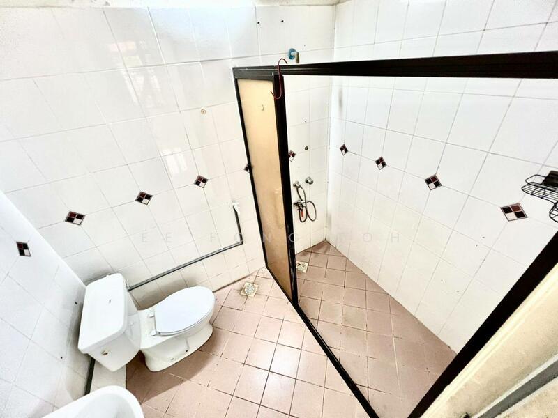 1-storey Terraced House for Sale in Taman Molek (Johor Bahru) - Ee Fong Toh - Bathroom - PropertyGuru.com.my