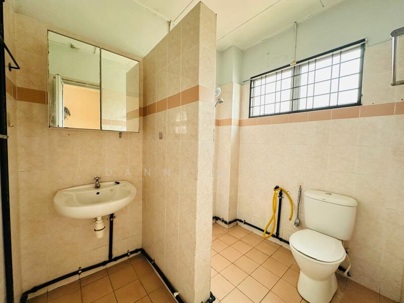 Taman Bayu Permai untuk Untuk Dijual - RM 415,000, Mac 2026 - Bathroom - PropertyGuru.com.my