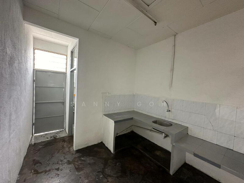 Taman Iping, Lebuh Batu Maung untuk Untuk Disewa - RM 1,700 /bulan, Mac 2026 - Kitchen - PropertyGuru.com.my