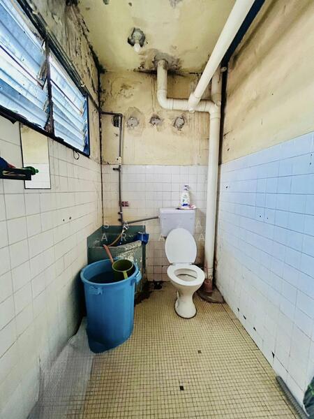 Flat Pkns Shah Alam Seksyen 18 untuk Untuk Dijual - RM 195,000, Feb 2026 - Bathroom - PropertyGuru.com.my