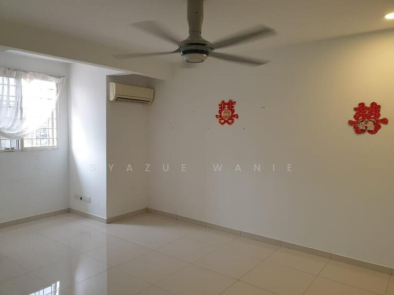 3-storey Terraced House for Sale in Seri Kembangan (Selangor) - Syazue Wanie - Living Room - PropertyGuru.com.my