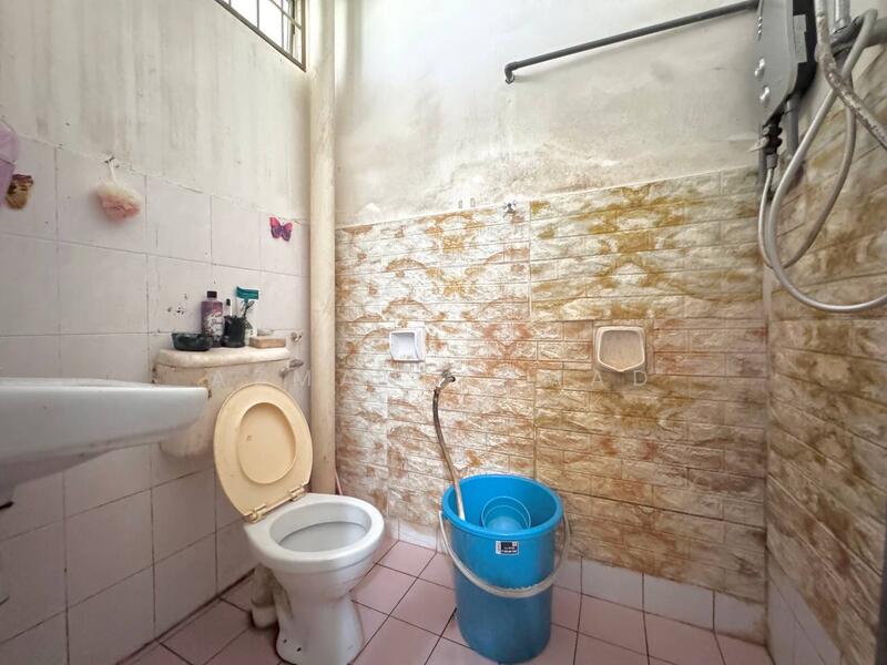 Semi-Detached House for Sale in Dengkil (Selangor) - Azman Ahmad - Bathroom - PropertyGuru.com.my