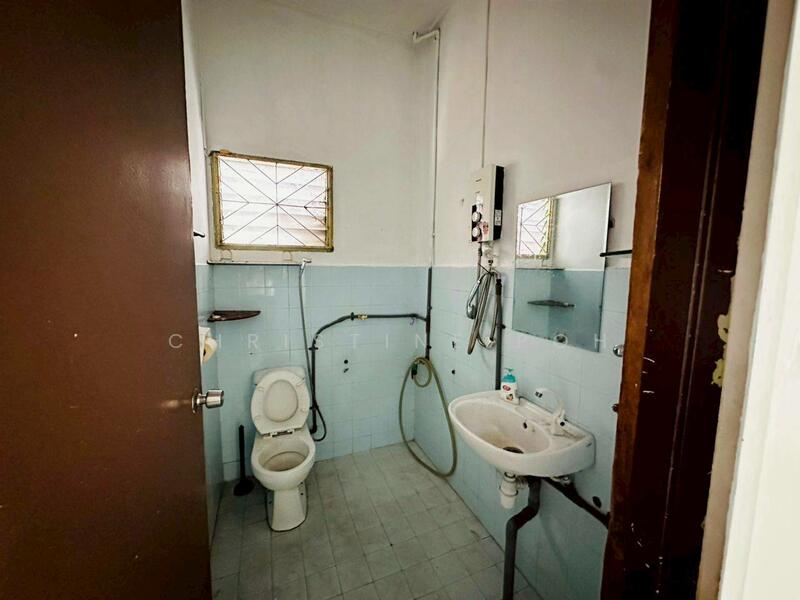 1-storey Terraced House for Sale in Taman Johor Jaya (Johor Bahru) - Christine Poh - Bathroom - PropertyGuru.com.my