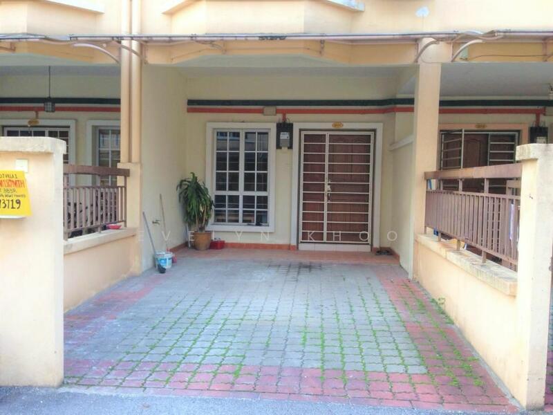 Townhouse for Sale in Damansara Jaya (Petaling Jaya) - Evelyn Khoo - Car Porch - PropertyGuru.com.my