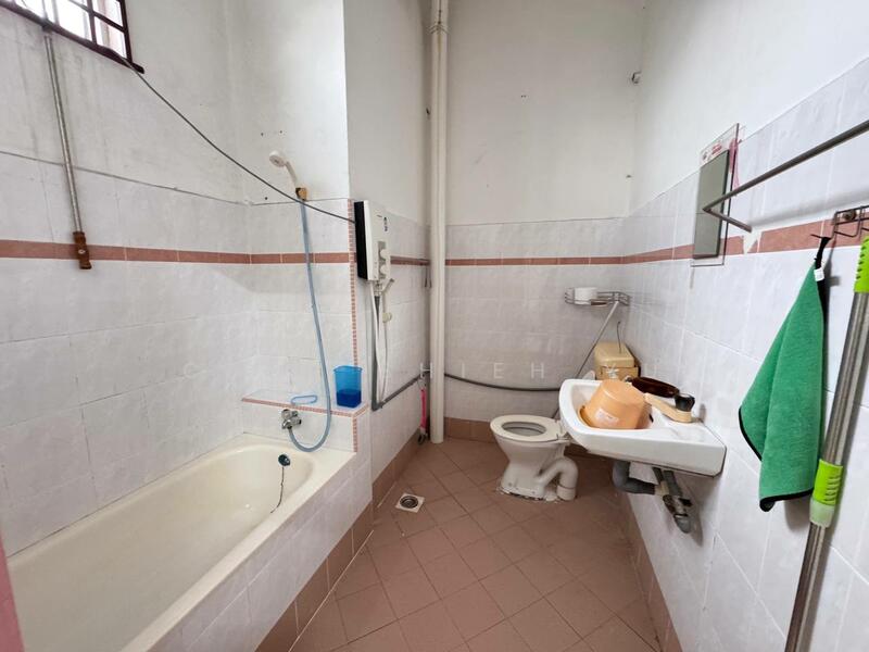 2-storey Terraced House for Sale in Taman Pulai Utama (Skudai) - Chen Shieh Yu - Bathroom - PropertyGuru.com.my
