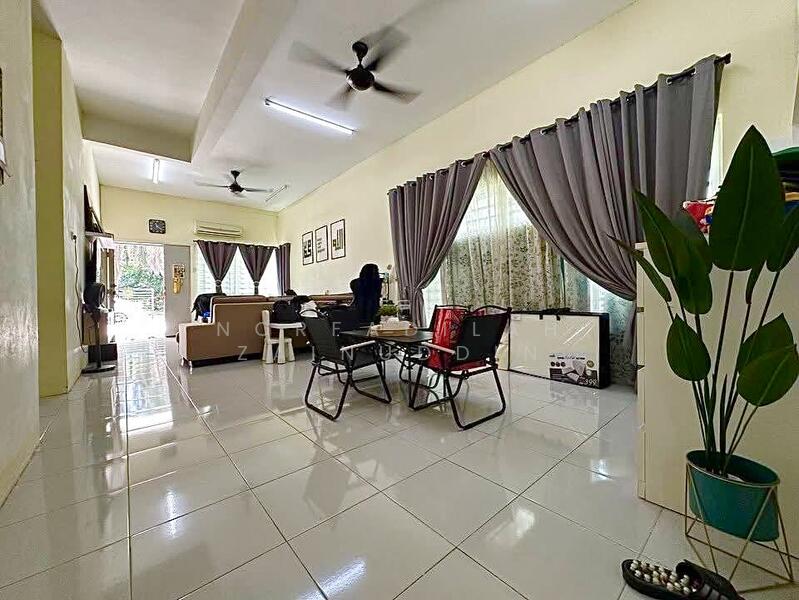Semi-Detached House for Sale in Taman Meru Makmur 2 (Kapar) - NORFADILAH ZAINUDDIN - Living Room - PropertyGuru.com.my