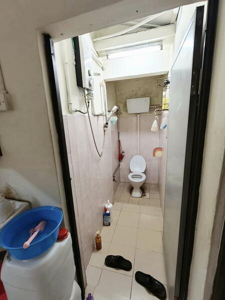 1-storey Terraced House for Sale in Taman Century (Johor Bahru) - Yik Tat - Bathroom - PropertyGuru.com.my