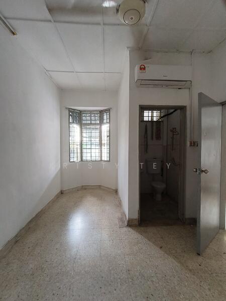 Taman Molek 2 untuk Untuk Dijual - RM 585,000, Feb 2026 - Bathroom - PropertyGuru.com.my