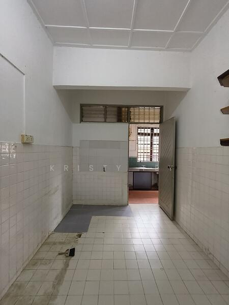 Taman Molek 2 untuk Untuk Dijual - RM 585,000, Feb 2026 - Kitchen - PropertyGuru.com.my