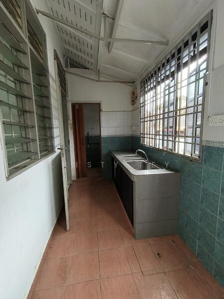 Taman Molek 2 untuk Untuk Dijual - RM 585,000, Feb 2026 - Kitchen - PropertyGuru.com.my