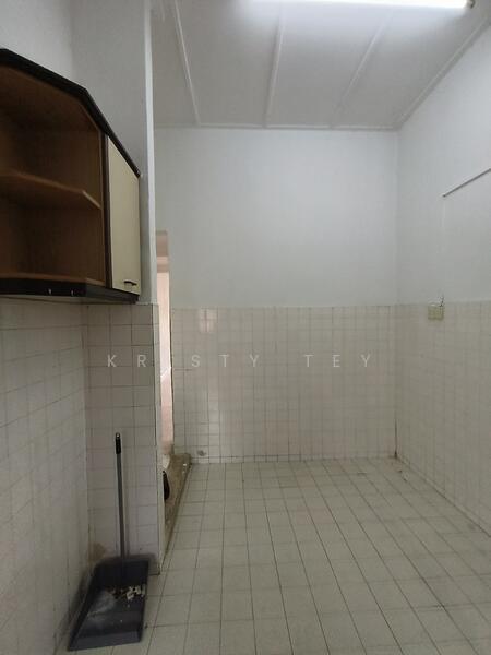 Taman Molek 2 untuk Untuk Dijual - RM 585,000, Feb 2026 - Kitchen - PropertyGuru.com.my