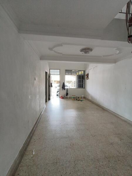 Taman Molek 2 untuk Untuk Dijual - RM 585,000, Feb 2026 - Living Room - PropertyGuru.com.my