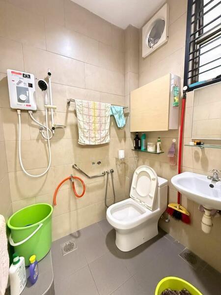 Taman Molek untuk Untuk Dijual - RM 800,000, Feb 2026 - Bathroom - PropertyGuru.com.my