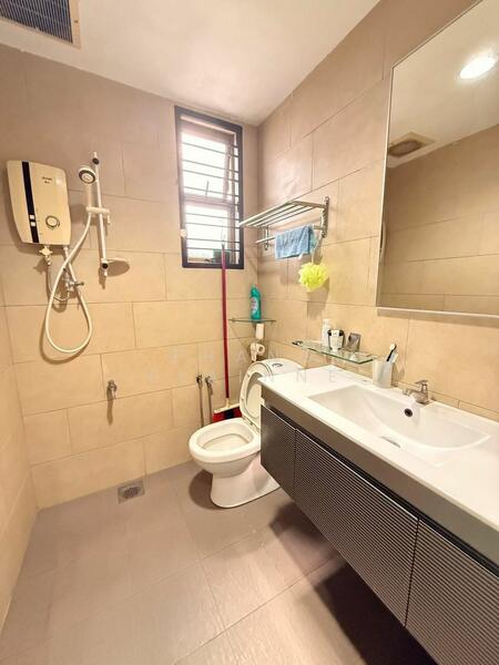 Taman Molek untuk Untuk Dijual - RM 800,000, Feb 2026 - Bathroom - PropertyGuru.com.my