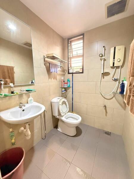 Taman Molek untuk Untuk Dijual - RM 800,000, Feb 2026 - Bathroom - PropertyGuru.com.my