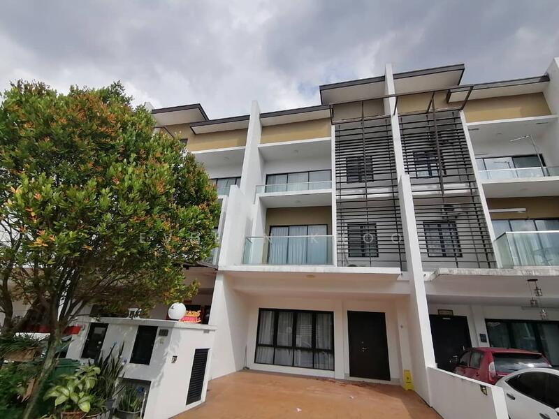 3-storey Terraced House for Sale in Rawang (Selangor) - Evelyn Khoo - Car Porch - PropertyGuru.com.my