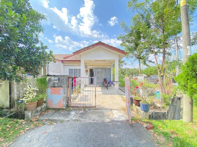 1-storey Terraced House for Sale in Taman Garing Utama (Rawang) - Evelyn Khoo - Car Porch - PropertyGuru.com.my
