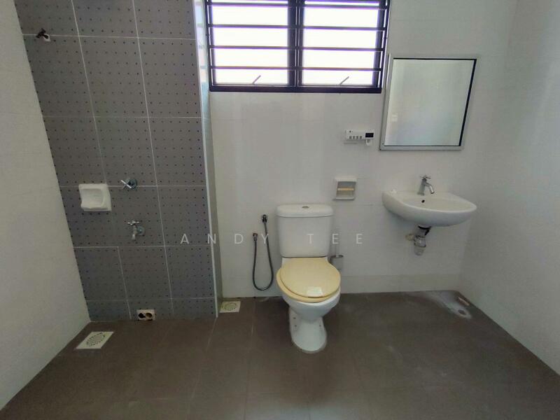 2-storey Terraced House for Rent in Kota Bayuemas (Klang) - Andy Tee - Upstairs Bathroom - PropertyGuru.com.my
