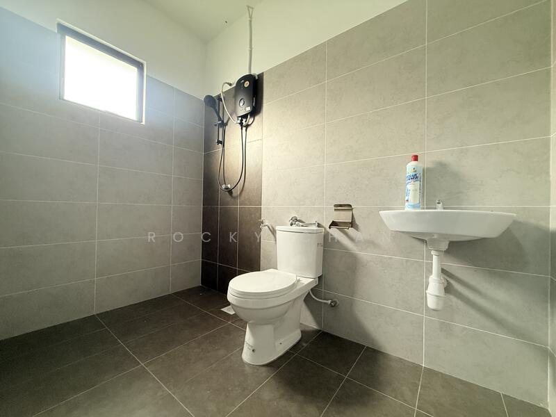 Semi-Detached House for Sale in Rawang (Selangor) - Rocky Chan - Bathroom - PropertyGuru.com.my