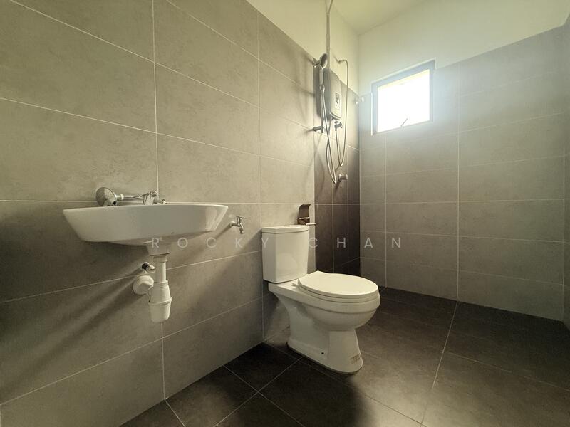 Semi-Detached House for Sale in Rawang (Selangor) - Rocky Chan - Bathroom - PropertyGuru.com.my