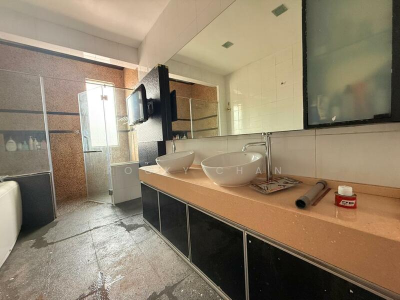 Semi-Detached House for Sale in Rawang (Selangor) - Rocky Chan - Bathroom - PropertyGuru.com.my