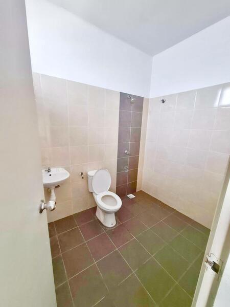 Terraced House for Sale in Bandar Mahkota Banting (Tanjong Duabelas) - Eryna Sairy - Bathroom - PropertyGuru.com.my