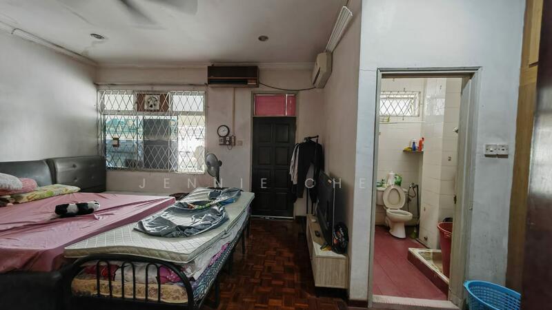 2-storey Terraced House for Sale in Taman Pelangi (Johor Bahru) - Jennie Chew - Living Room - PropertyGuru.com.my
