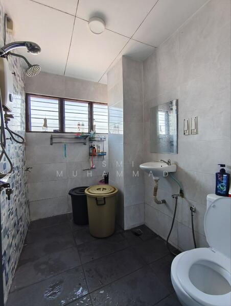 Semi-Detached House for Sale in Taman Paroi Jaya (Paroi) - Ismi Muhammad - Bathroom - PropertyGuru.com.my